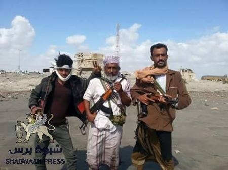 اللجان الشعبية تتسلم نقطة العلم من جنود الأمن المركزي