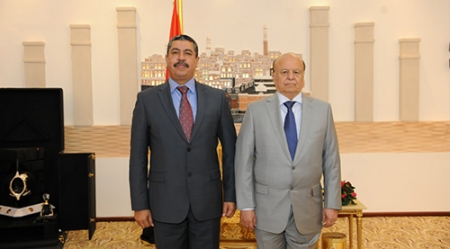 بحاح يتمسك بشروط عودته والحوثيون يبررون حصارهم له ووزرائه والرئيس