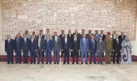 بأقلامهم : حكومة بحاح دفعت ثمن لا ناقة لها فيه ولا جمل وحملت فساد باسندوة