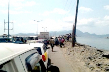 وفاة 3 أشخاص في حادث مرور مروع بعدن