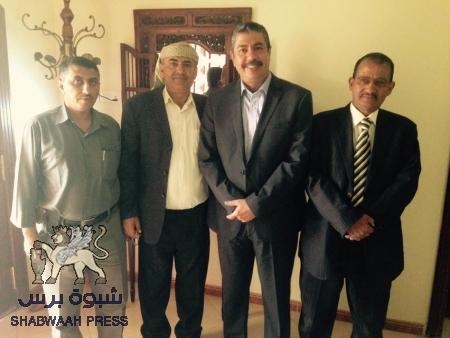 جنوبيون  يقومون بزيارة خالد بحاح رئيس الوزراء بمنزله في صنعاء