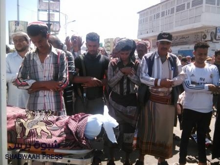 بموكب جنائزي مهيب الالاف من ابناء شعب الجنوب يودعون الشهيد البطل يسلم عبدالله علوي اليافعي .