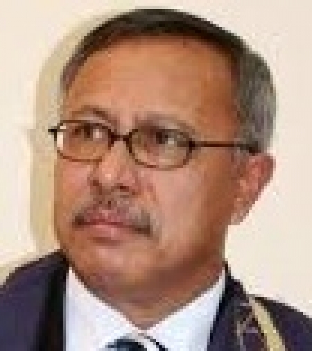 أستاذ جامعي يمني يصب لعناته على حبتور ويصفه بالكاذب