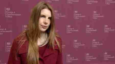 سفيرة بريطانيا بصنعاء: العالم سيواصل دعمه لليمن