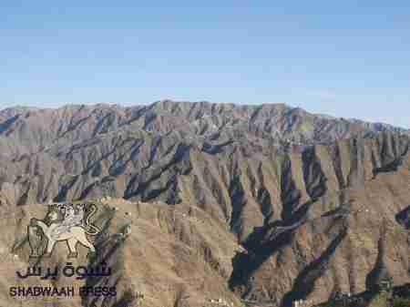 قصف مدفعي من معسكر مكيراس على الجبال المحادة لمنطقة الزاهر