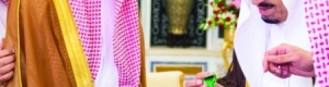 خادم الحرمين سلمان يستقبل القنصل الخالدي وأسرته ويقلده وسام الملك عبدالعزيز