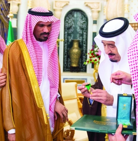 خادم الحرمين سلمان يستقبل القنصل الخالدي وأسرته ويقلده وسام الملك عبدالعزيز