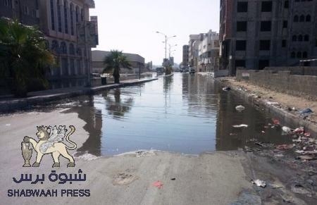 في مصر يحتفلون بـ ‘‘شم النسيم‘‘ ... وفي المكلا ‘‘شم المجاري‘‘ وحياة الجحيم !! (صور)
