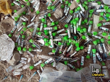 مستشفى خاص بالمكلا متهم برمي مخلفات طبية ملوثة بالقرب من خور المكلا