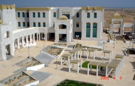 التهديدات بالسلاح والسطو المسلح يغلق كلية في جامعة حضرموت