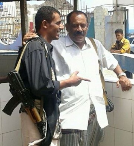 العميد جواس يتجول في كريتر بسلاحه الشخصي