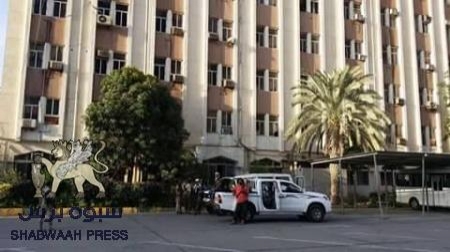 أطقم الأمن المركزي تقطع أوصال مدينة عدن وايقاف الرحلات الجوية من مطارها الدولي