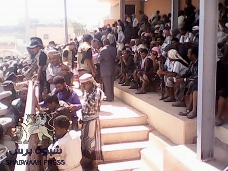 في احتشادهم بملعب الشهيد الحبيشي بعدن ابناء شبوه  يؤكدون بالدفاع عن عدن وقوفهم مع الرئيس هادي.