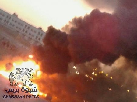 حريق يلتهم ناقلة نفط شرق المكلا وعشرات القتلى والجرحى (صور)