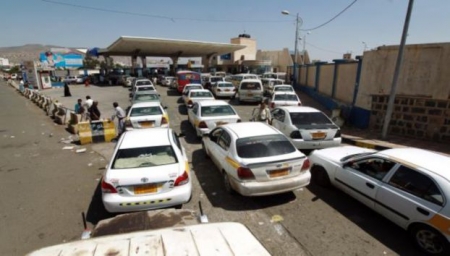 من نتائج الحرب : طوابير طويلة في صنعاء تبحث عن البترول والغاز المنزلي