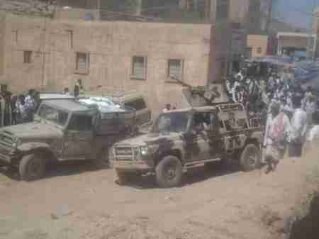 قوات الامن الخاص والحوثي تهاجم ميناء المخا والجيش يتصدی..وفرض حصار علی اللواء35