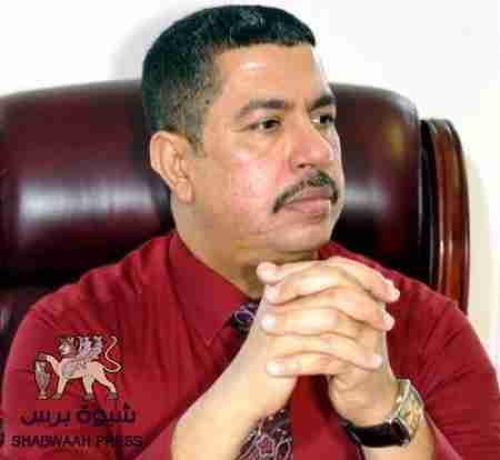 بحاح يتفقد مشروع مطار دولي بحضرموت قبل مغادرته لأمريكا