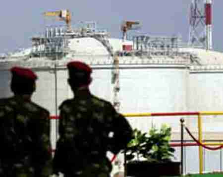 توتال الفرنسية توقف عملياتها في اليمن وتجلي موظفيها