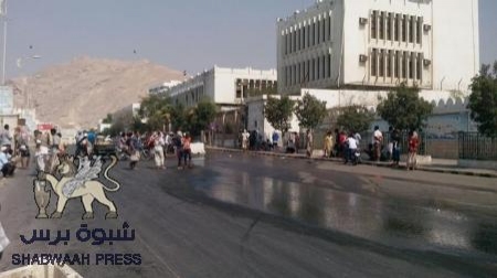 المكلا على وشك السقوط في مهب القاعدة والفوضى وغياب للسلطتين السياسية والعسكرية(صور)