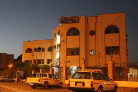 سقوط قذيفة على محطة كهرباء بعدن