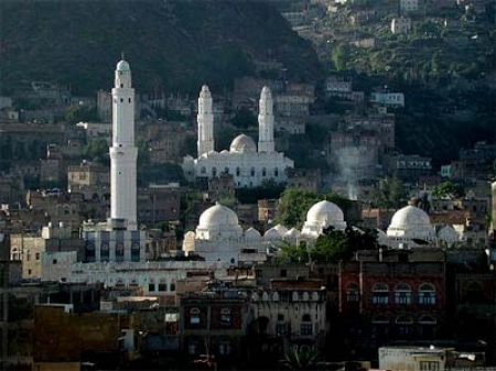 تعز:سائق دراجة نارية يلقي بقنبلة لمحطة مزدحمة ويلقی مصرعة من قبل قوات الامن