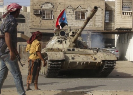 بالصور.. الدعوة لانفصال الجنوب من على ظهر الدبابات