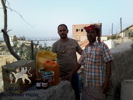 شبكة عدن معاً نحميها توزيع سلال غذائية في مديرية المعلى والتواهي
