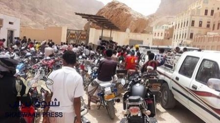 انعدام كامل للمشتقات النفطية في سيؤن وتوقف الحركة .