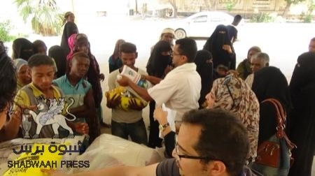 استهداف عشرةألف أسرة محتاجة في عدن من مؤسسة سماحة ووادي حضرموت .