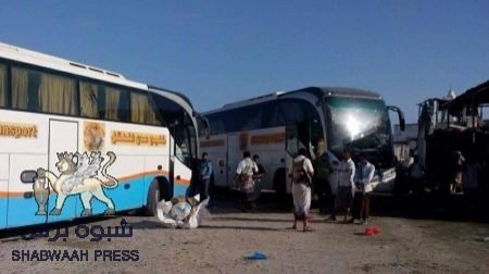 المئات من الجنود اليمنيين يفرون من المكلا بعد تسليمها للقاعدة