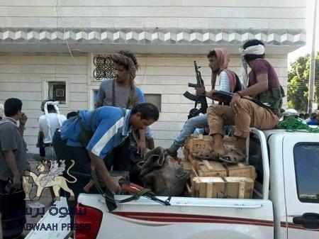 اللجان الشعبية في عدن تداهم منازل في المعلا وتلقي القبض على 20 حوثياً وأسلحة ومتفجرات