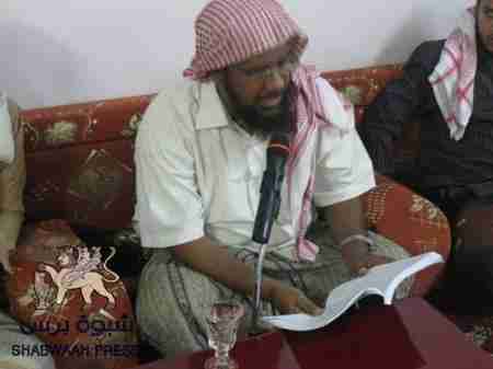 قيادي بالمجلس الأهلي يلتقي بمقاتلي القاعدة بمنزل المحافظ بالمكلا.