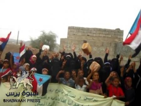 نساء قرية غول سبولة الضالع يتبرعن بالذهب والمال والغذاء للمقاتلين الابطال