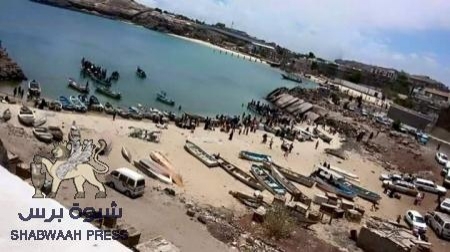 نزوح جماعي لسكان التواهي عبر قوارب الصيد الى عدن الصغرى