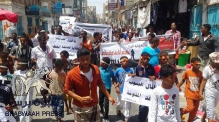 ابناء المكلا يقومون بمسيرة جماهيرية ضد الجرائم التي ترتكبها مليشيات الحوثي وصالح بعدن
