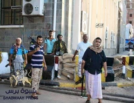مليشيات الحوثي وقوات صالح في المعلا والتواهي تداهم وتفيش منازل المواطنين.