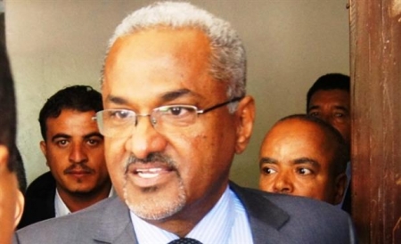 باسلمى ينشغل بالتقاط الصور ويبلغ العالقين في القاهرة عدم معرفته عن الأموال المخصصة لهم