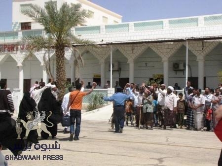 وصول (50) عالقاً بينهم عائلات براً من مطار صلالة إلى حضرموت