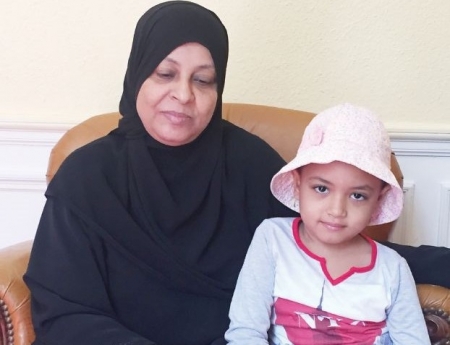 شكرا حرم رئيس جيبوتي : طفلة عدنية أراد لها عفاش الموت وأنقذها الفرنسيون
