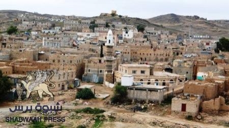 عاجل: قتلى وجرحى في انفجار عنيف استهدف مقر للحوثيين بمكيراس