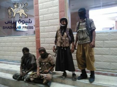 عناصر من القاعدة يسطون على سيارتي القاضي محمد اليزيدي والفقيد يحي يسر في مدينة المكلا