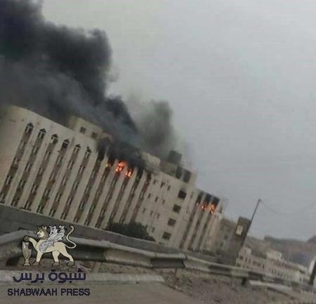 المقاومة الجنوبية تطهر المعلا والحوثيون ينسحبون ويحرقون مبنى المحافظة