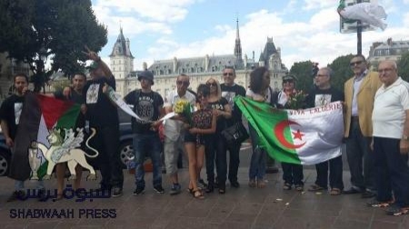 ناشطون عرب وفرنسيين يؤكدون وقوفهم مع الجزائر بوقفة تضامنية بباريس