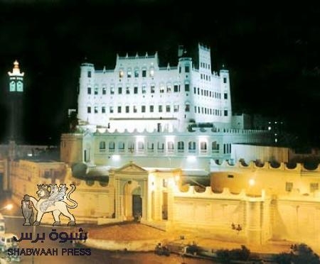 موظفي وعمال الدولة بحضرموت يناشدون صرف رواتبهم