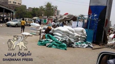 الأغاثة الخليجية تباع في أسواق عدن والإتهام يوجه لطرف حزبي (صور)
