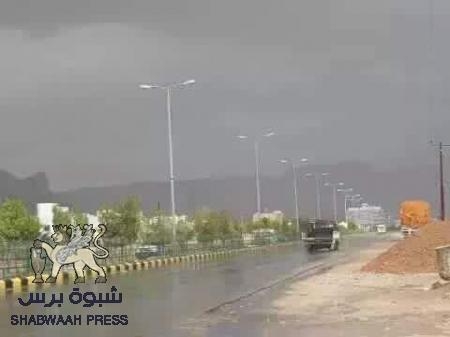 لليوم الثاني : مزن السماء تطهر تراب عتق وشوارعها من دنس الإحتلال اليمني