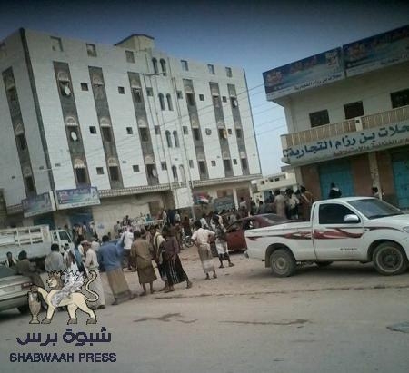عاجل : معركة بالرشاشات مع خلية حوثية في مدينة عتق (صور)