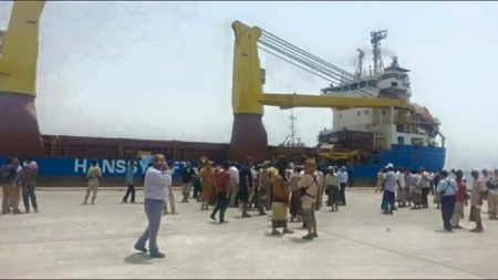 ميناء عدن يبدأ باستقبال السفن التجارية
