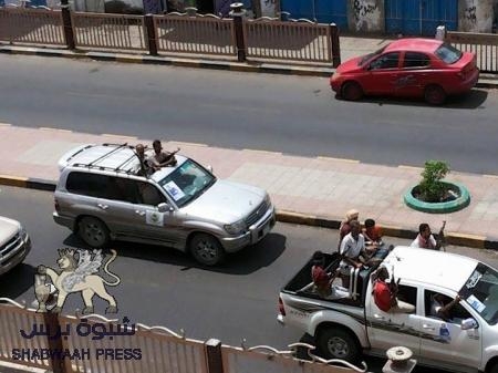 عرض مسلح في عدن دعما للبكري شعاره ‘‘ فليسقط أزلام النظام السابق‘‘(ملف صور)
