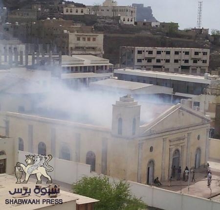 إحراق كنيسة ‘‘البادري‘‘ احدى أقدم كنائس مدينة عدن (صور)